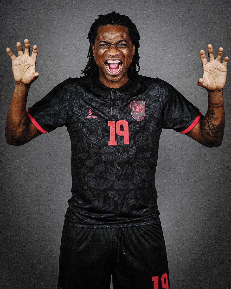 ActuFootAfrique's tweet photo. 𝑩𝑨𝑵𝑮𝑬𝑹 le maillot de l’Angola. 🇦🇴🖤 https://t.co/jolJdSgDHj