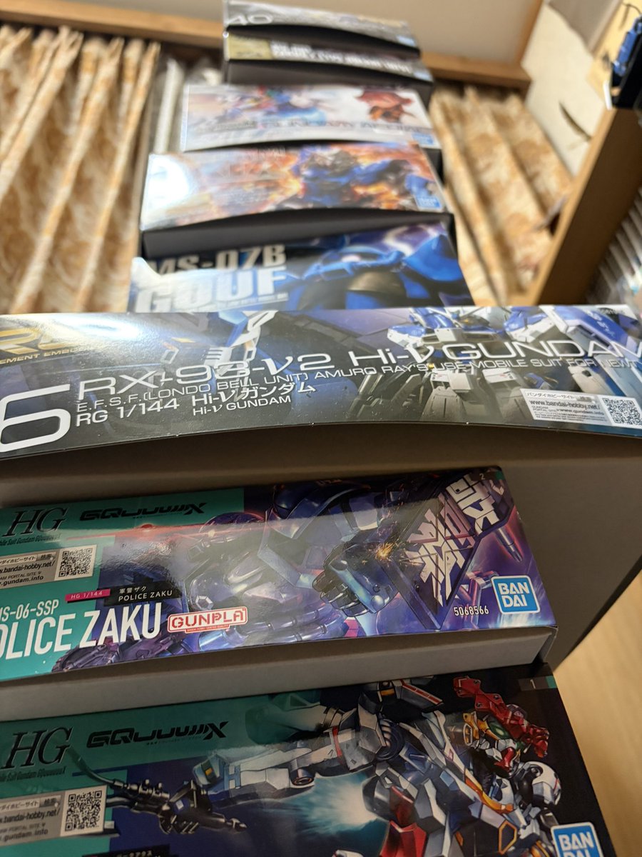 流通が回ってきたのか店にガンプラが並びだしたし余って山積みになって