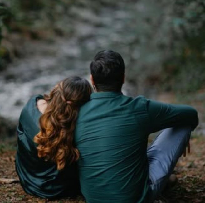 گردشِ زمانہ سے گھبرا کر میں نے ،تصور میں کئی بار تیرے کاندھے پہ سر رکھا 🙂♥️