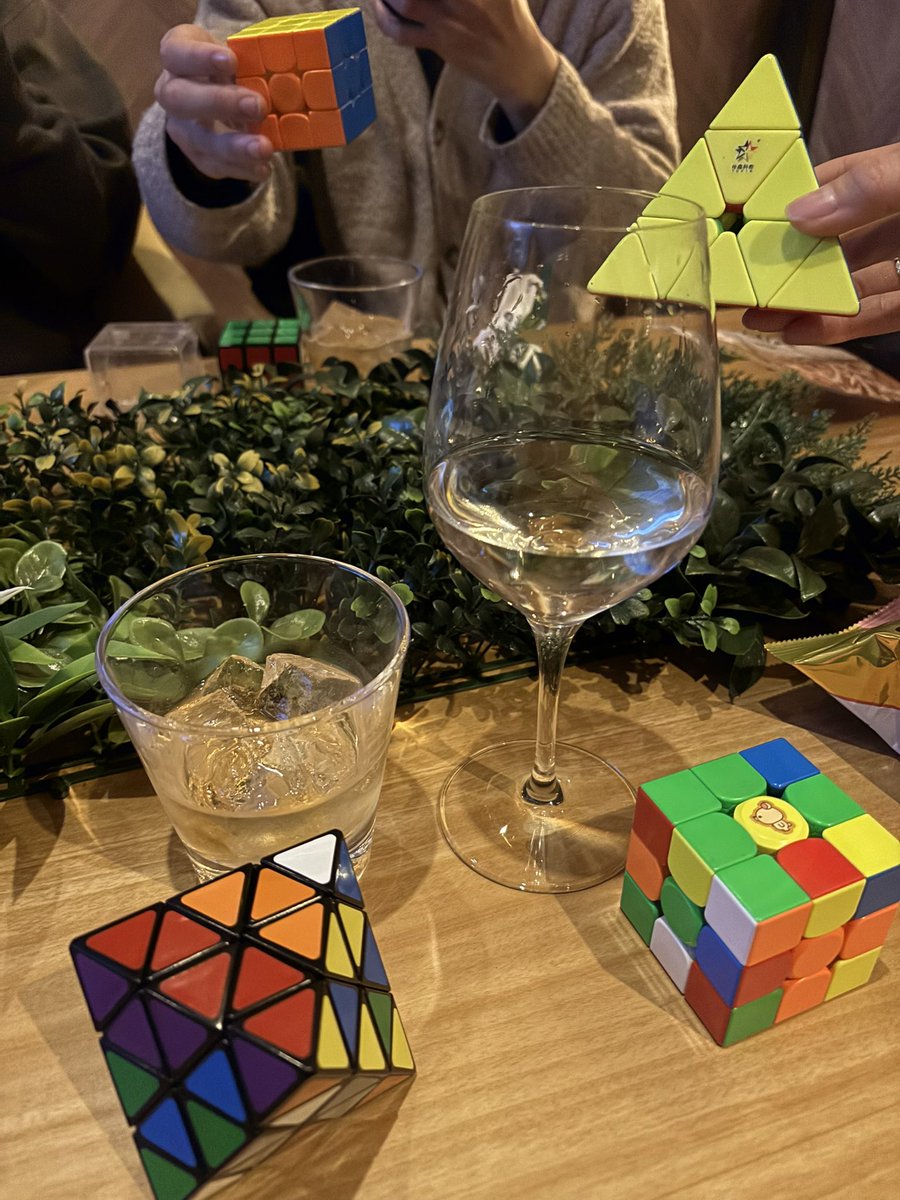 先日サークル員のバイト先のバーにお邪魔させてもらいました🍸
酔っているけいてぃーになら勝てると思い挑戦しましたが、自分も酔っていたので差が埋まることはなかったです😭