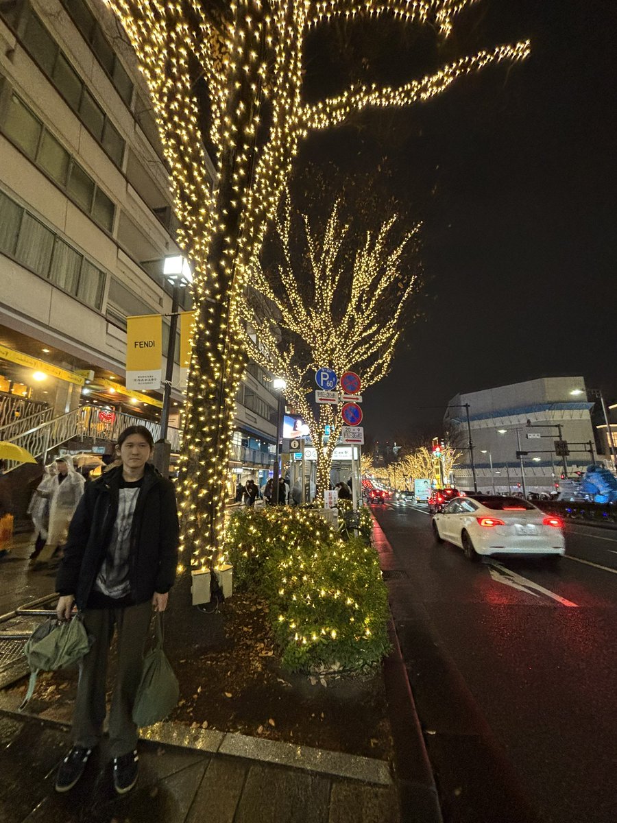 肉のハナマサで買った梅干しとお徳用春雨を持って表参道を歩くAcidclank