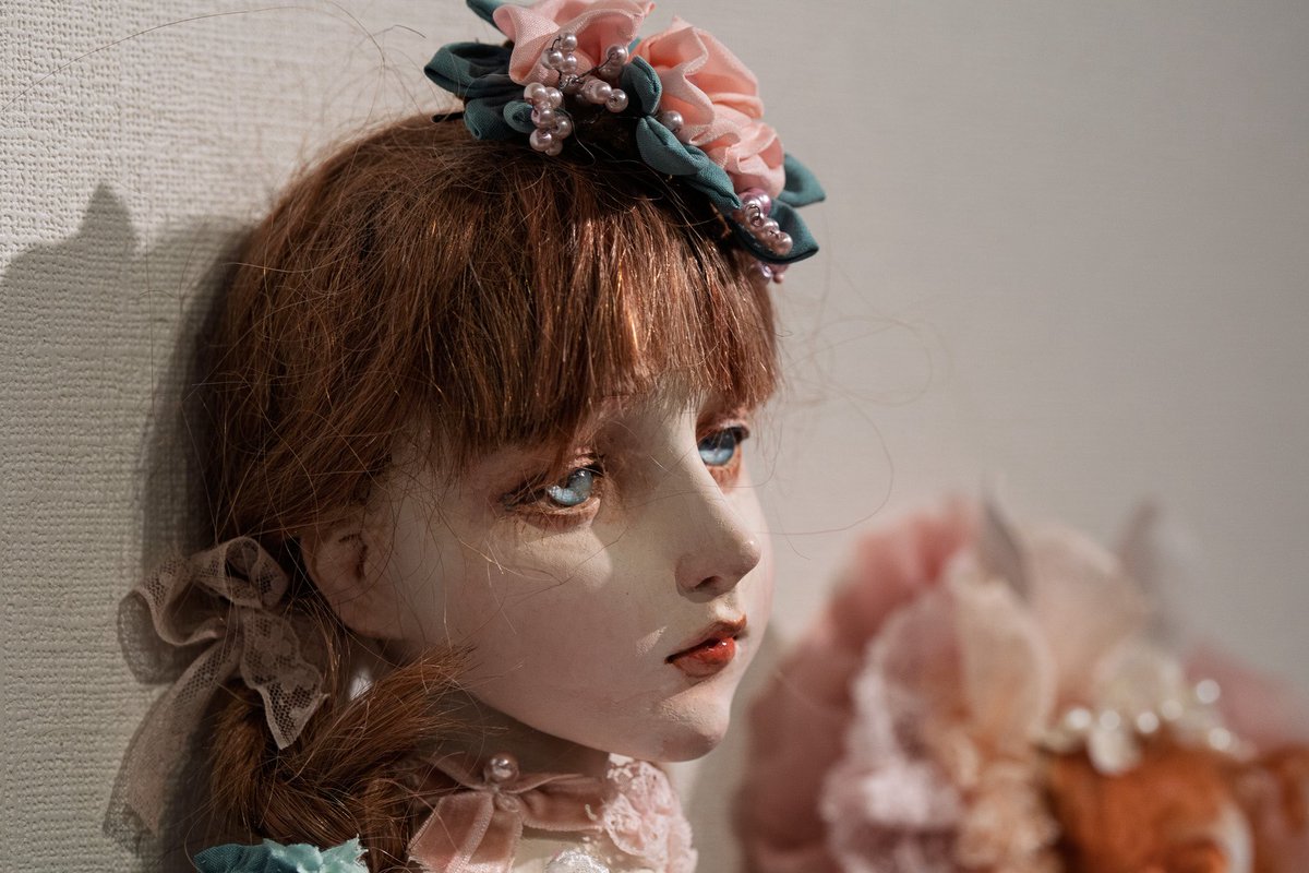 清水真里さま（<a href="/shimizumari/">清水真理  作品集発売中。</a> ）
4人の素敵な淑女さんたちが高貴な雰囲気に包まれています✨
どの子も素敵な瞳とドレスに圧倒されてしまいます。
息をのむほどどの子も可愛らしく美しい…
＃横浜みなとみらいギャラリー
#第5回My・クリエイティブドール展
#創作人形公募展