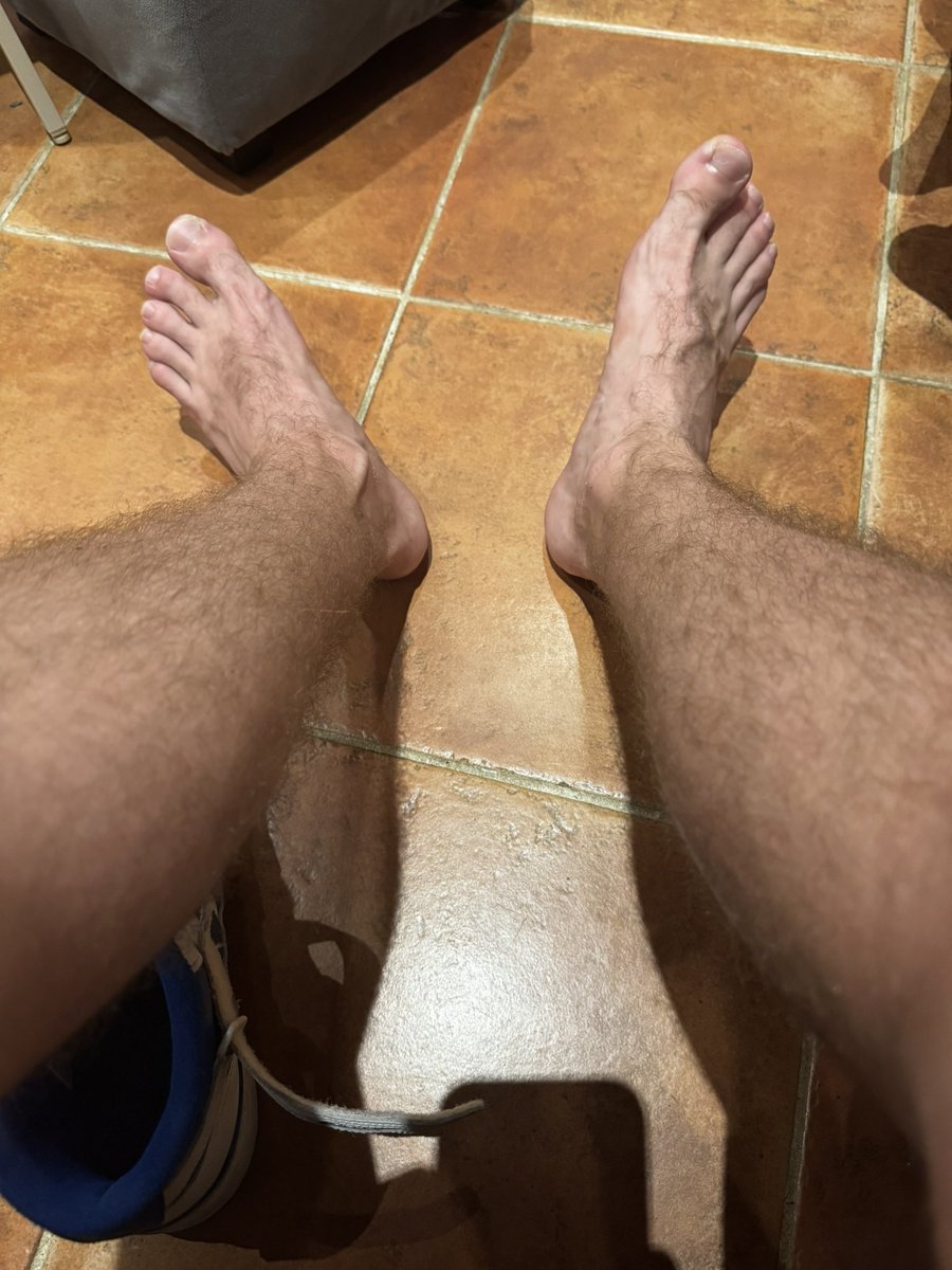 YourMasterLogan's tweet image. Le boss est de mauvaise humeur, il a besoin de se défouler sur une chienne.

Qui vient décrasser les pieds de son mâle ? 😈