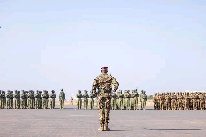 legeographe221's tweet photo. Bamako/ le 20 décembre 2025/ #AES 

AES : Remise de l’Étendard à la Force unifiée

Le Président de la Transition, Chef de l’État, Chef Suprême des Armées et Président de la Confédération des États du Sahel (AES), S.E. Le Général d’Armée Assimi GOÏTA, a présidé, ce samedi 20 1/2 https://t.co/s94dKACTTa