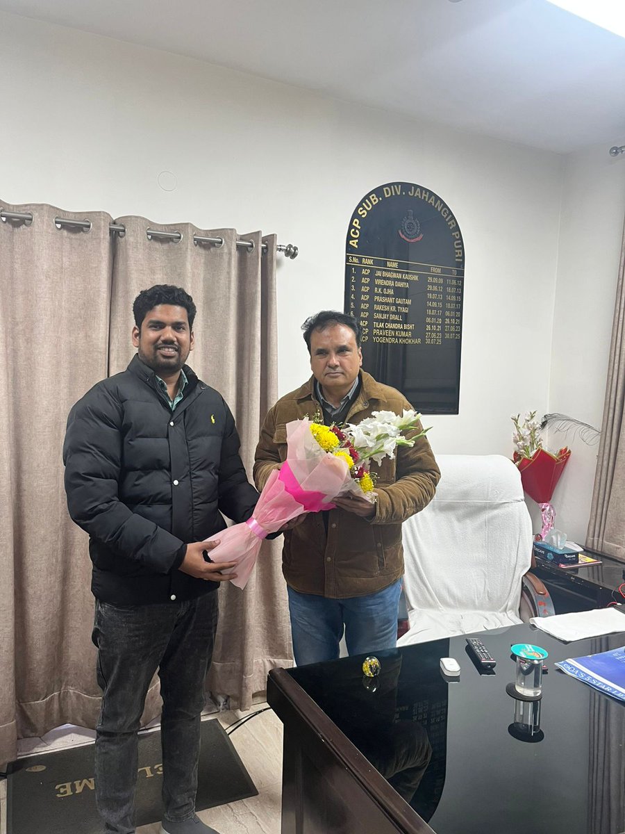 Manojsi17166765's tweet photo. #North_West जिले मेँ तैनात ACP #योगेंद्र_खोखर को बधाई दिया स्थानीय लोगों नें।
इलाके मेँ #कानून_व्यवस्था मेँ बहुत #सुधार हुआ #PS_जहांगीर_पूरी अंतर्गत
ACP #योगेंद्र_खोखर नें श्रेय दिया DCP #NorthWest व Jt.CP #Northern_Range  मुखिया को
#सरहानीय
@LtGovDelhi
@CPDelhi 
@DCP_NorthWest https://t.co/BfKoSRipIs