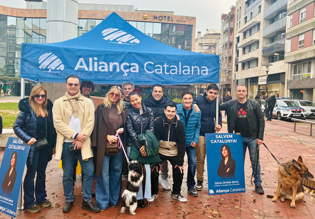 GironesAC's tweet image. 💙Avui, a Girona
Al carrer, donant la cara, escoltant la gent i defensant Catalunya sense complexos.

Gràcies a tots els que us heu aturat a la parada d’Aliança Catalana.
Seguim treballant.

#Girona #AliançaCatalana #SalvemElGironès