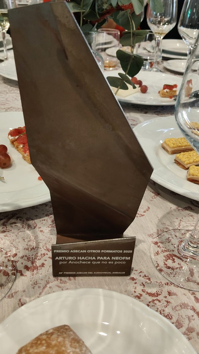 Nos complace comunicar que nuestro programa de cine ANOCHECE QUE NO ES POCO <a href="/anocheceenneofm/">AnocheceQueNoEsPoco</a> ha sido galardonado con el  premio Asecan Otros formatos, en los Premios Asecan del Cine Andaluz.
Más que merecido reconocimiento.
Enhorabuena compañeros