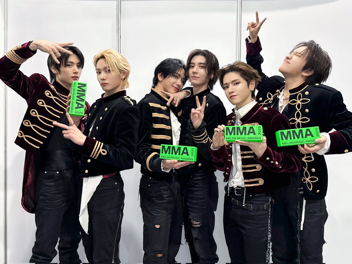 보이지 않는 곳에서도 사랑을 해주는 보넥도
보이는 곳에서도 사랑을 해주는 보넥도
좋은 곡을 만들어 주는 보넥도
저희를 언제든 자랑스럽게 만들어주는 보넥도
결국은 보넥도에요 항상 사랑합니다