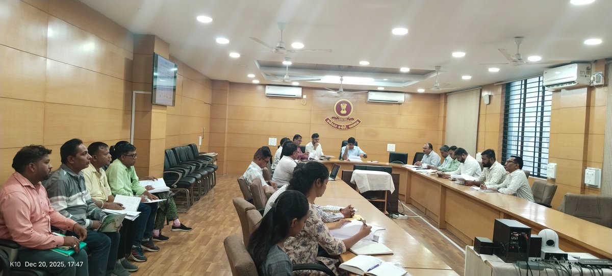 આજ રોજ જિલ્લા જળ અને સ્વચ્છતા સમિતિ અંગેની બેઠક સંબંધિત અધિકારીશ્રીઓ સાથે યોજવામાં આવી જેમાં બેઠકના એજન્‍ડાઓની વિગતવાર ચર્ચા કરવામાં આવી.<a href="/CMOGuj/">CMO Gujarat</a> <a href="/revenuegujarat/">Revenue Dep. Gujarat</a> <a href="/InfoValsadGoG/">Info Valsad GoG</a>