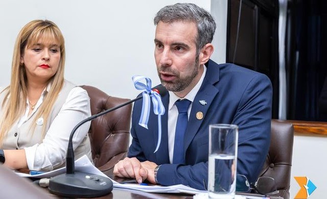 Legislatura: Gracias al Voto del Docente de la UNTDF se aprobaron las Salmoneras dlvr.it/TPwpWH