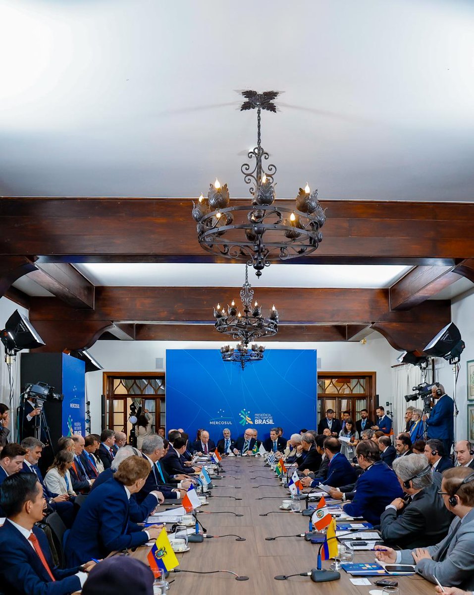 Trechos de meu discurso na Cúpula do Mercosul, neste sábado:

É uma alegria receber os Chefes de Estado do MERCOSUL em Foz do Iguaçu.

Foi aqui que, há 40 anos, os presidentes José Sarney e Raúl Alfonsín inauguraram duas pontes.

A primeira foi a Ponte da Fraternidade, que liga