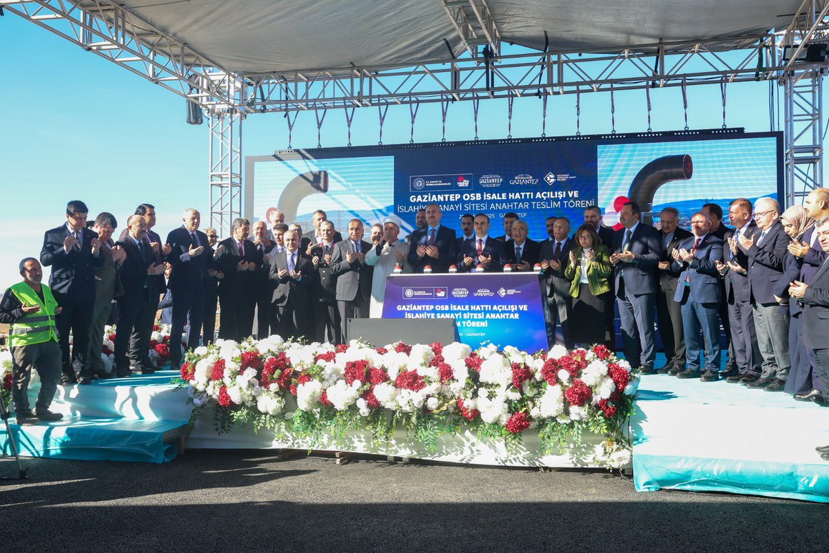 Törenimize; Gaziantep Valimiz <a href="/kemalcebervali/">Kemal Çeber</a> ,
AK Parti Grup Başkan Vekili <a href="/abdulhamitgul/">Abdulhamit Gül</a> ,
Gaziantep Büyükşehir Belediye Başkanımız <a href="/FatmaSahin/">Fatma Şahin</a> ,
kıymetli protokol üyelerimiz ve sanayicilerimiz katılım sağladı.

#GaziantepOSB
#SanayiciDostuÇalışanOSB🔗