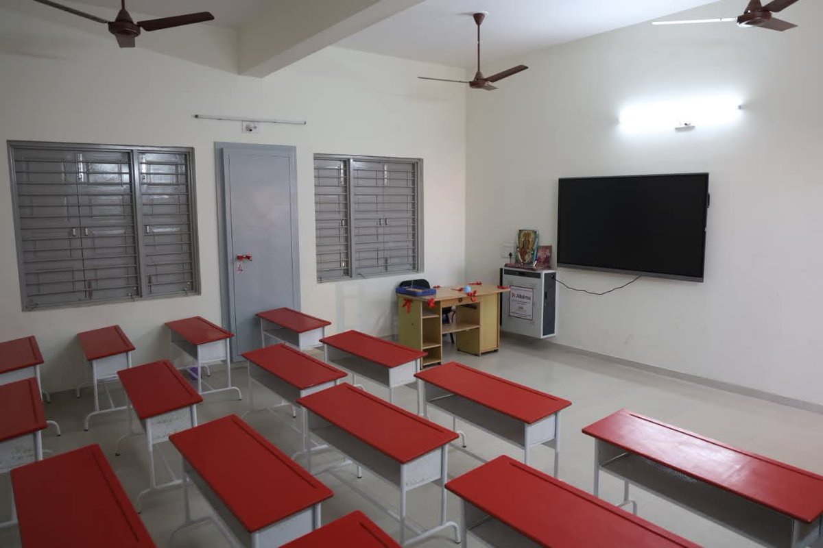 માન. મુખ્યમંત્રીશ્રીએ આ કાર્યક્રમમાં શાળાના દાતાશ્રીઓને સન્માનિત કરી સૌને જળસંચય, વૃક્ષારોપણ અને સ્વચ્છતા જેવા પર્યાવરણપ્રિય અભિગમને અપનાવવા આહવાન કર્યું.