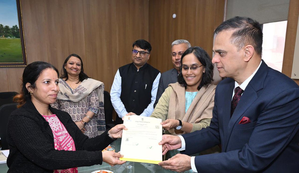 svoruganti1466's tweet photo. At the Jaipur Development Authority’s Samasya Samadhan Shivir, a citizen’s e-Patta was generated in 15 min, congratulations to Smt Anandi JDC and Shri Debashish Prusty PS UD for an effective e-gov solution to urban land titles

20 December 2025

@BhajanlalBjp 
@RajGovOfficial https://t.co/0VkT82rB3d