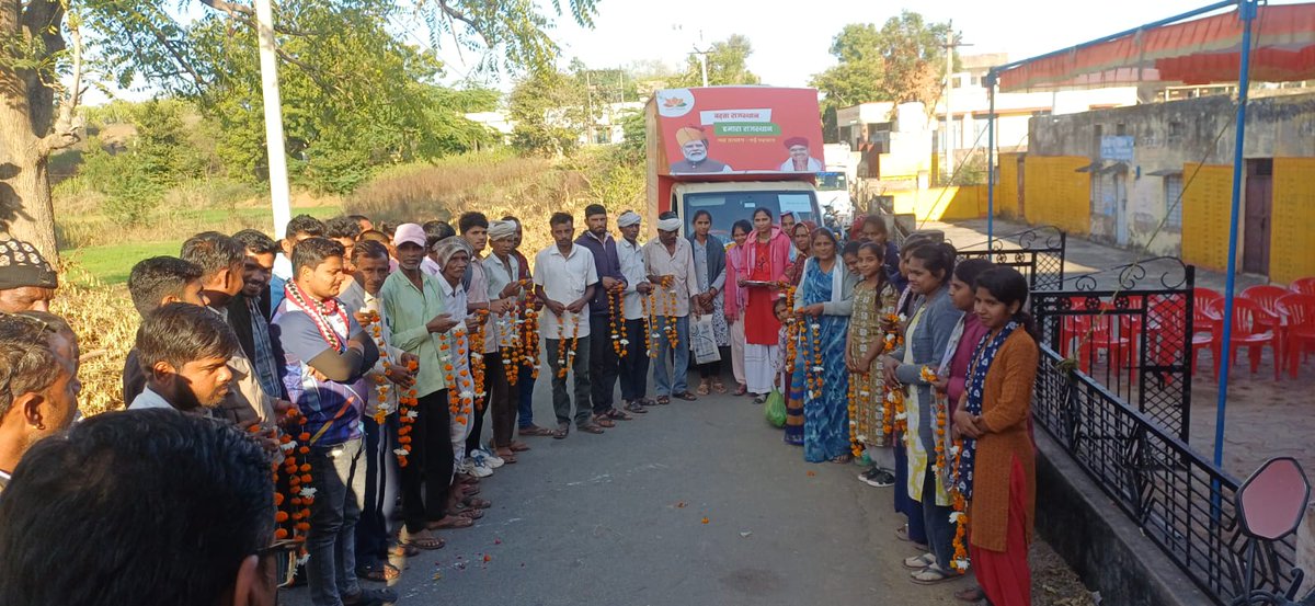 DmDungarpur's tweet photo. सरकार के 2 वर्ष पूर्ण होने पर विकास रथ का पंचायत समिति सागवाड़ा की ग्राम पंचायत बड़गामा में स्वागत किया और सूचना जनसम्पर्क से प्राप्त प्रचार सामग्री से सरकार की उपलब्धियां का किया प्रचार-प्रसार
@BhajanlalBjp @DIPRRajasthan @RajCMO @narendramodi #2साल_नव_उत्थान_नया_राजस्थान https://t.co/7XELpccslR