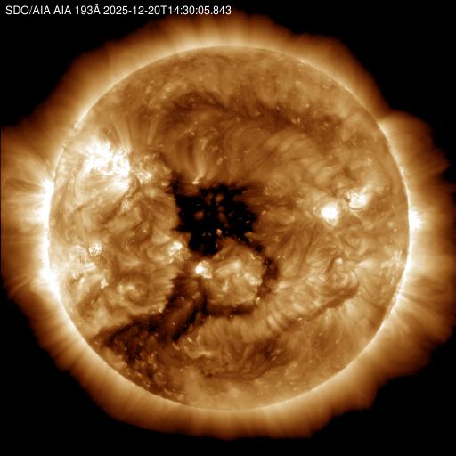_SpaceWeather_'s tweet image. A transequatorial coronal hole is facing Earth. Enhanced solar wind could arrive in ~3 days - Follow live on spaceweather.live/l/ch