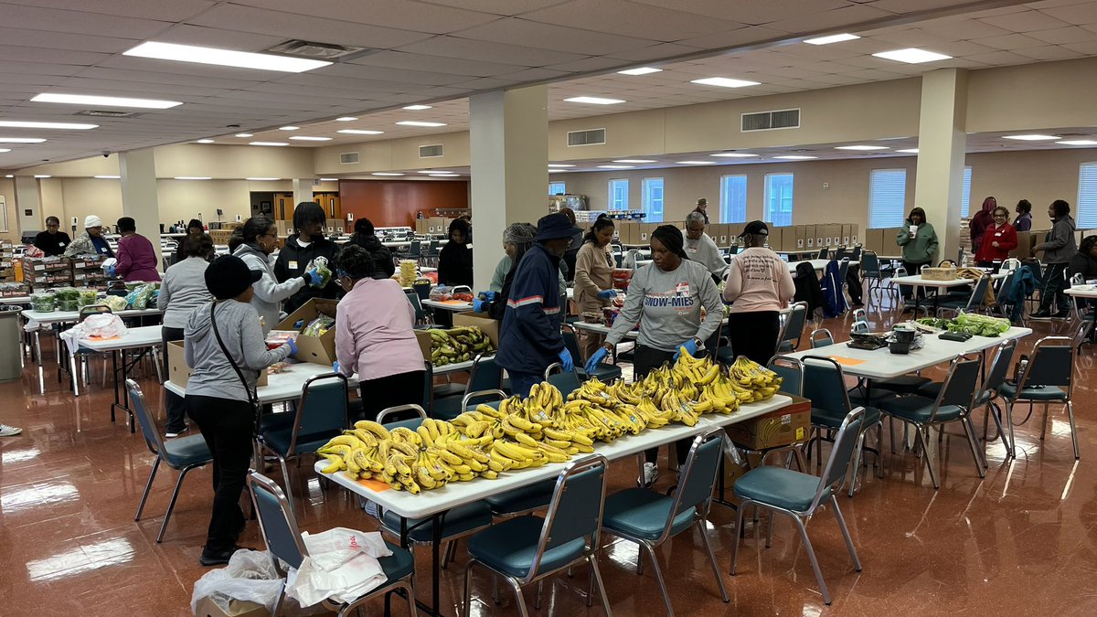 🍗 FREE Christmas meals for Nashville families Friday! Lake