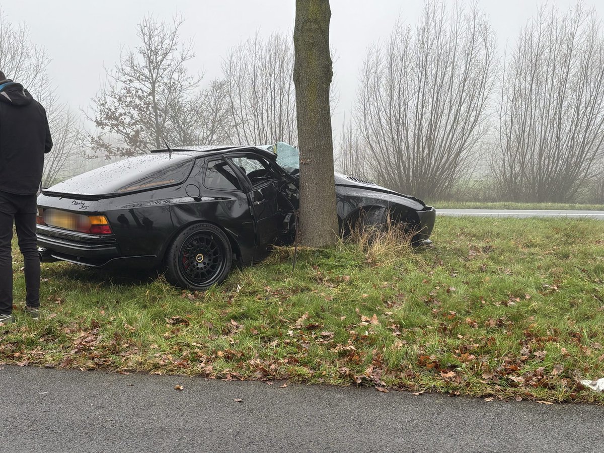 Klassieke Porsche botst tegen boom in Kollum