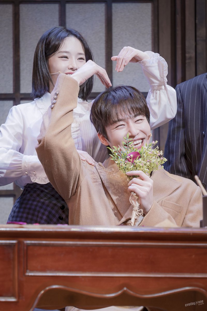 251220 밤 팬레터 커튼콜
김해진 #김경수 #배우김경수
정세훈 #원태민
히카루 #강혜인

머리 위로 하트🫶