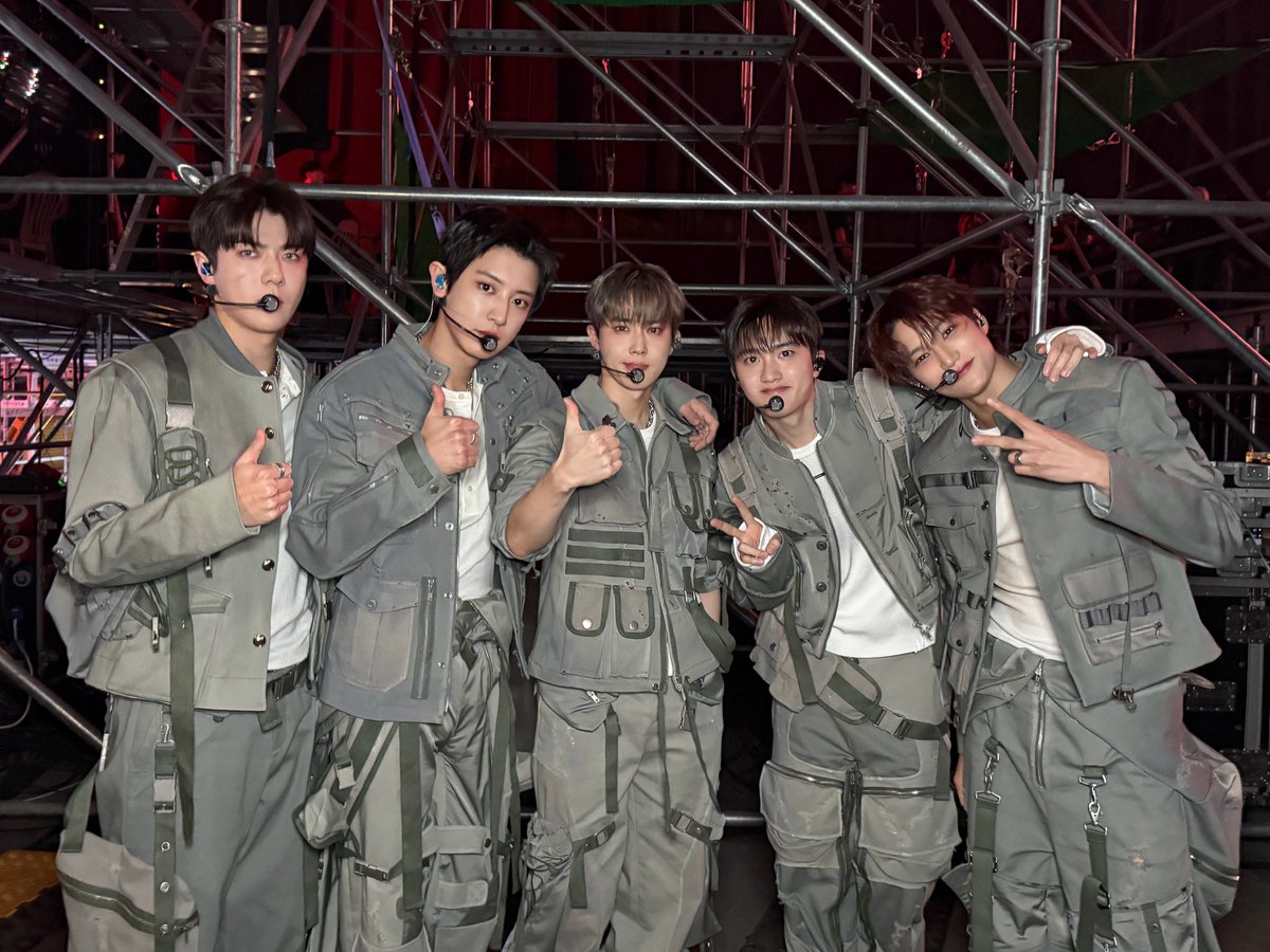 Them + 🦄🦕🍓❄️ = EXO ❤️‍🩹

#EXO_MMA2025 
#EXOverse 
#EXO_ImHome