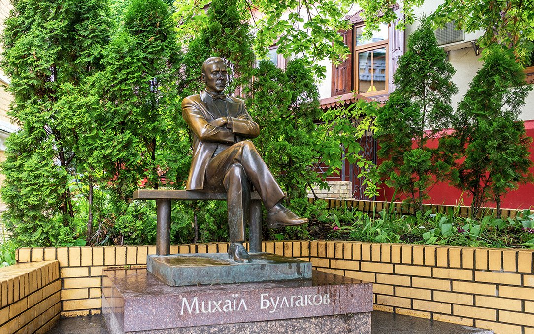 Через тридцать лет для любого украинца Булгаков будет ровно таким же иностранным писателем, как Салман Рушди или Оскар Уальд

Плохо ванговать на несколько лет вперед. Все успевают забыть, что ты писал, когда написанное сбывается. Предсказывать надо на пару-тройку месяцев