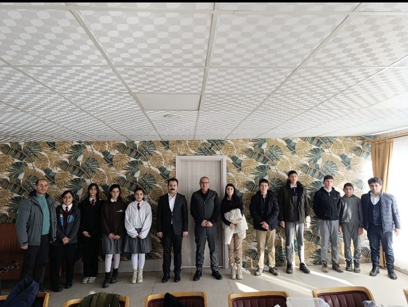 İlçe  Kaymakamımız Sn.Furkan KORKUSUZ’un  desteğiyle  gerçekleştirilen ölçme ve değerlendirme sınavında 400 ve üzeri  başarı gösteren öğrencilerimiz onuruna ilçe Sosyal Yardımlaşma ve Dayanışma Vakfımız ile İlçe Milli Eğitim Müdürlüğü iş birliği içinde  yemek programı düzenlendi.