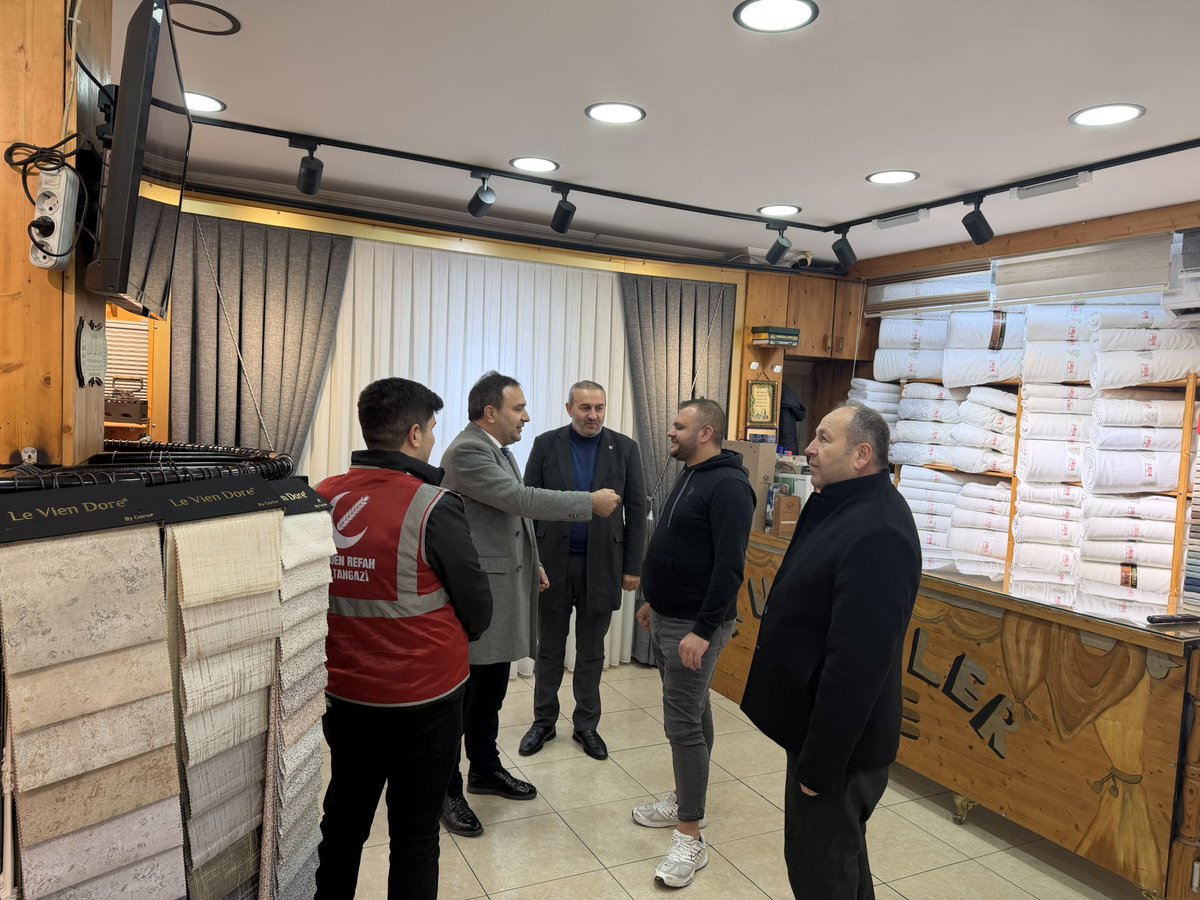 Anadolu Buluşmaları vesilesiyle, ilçe teşkilatımızın riyasetinde ve MKYK Üyemiz Sn. Onur Dolar’ın katılımlarıyla esnaf kardeşlerimizi ziyaret ettik.
Güler yüz, samimi sohbet ve bereket duasıyla geçen çok kıymetli bir buluşma oldu.
Rabbim emeklerini bereketli, kazançlarını hayırlı