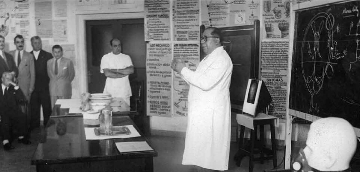 El 20 de diciembre de 1956 fallecía el hombre que revolucionó la salud pública argentina y nos dejó como legado su inmenso compromiso con la justicia social.
El Dr. Ramón Carrillo nos mostró que el Estado debe asegurar que las políticas sanitarias y los avances médicos alcancen a