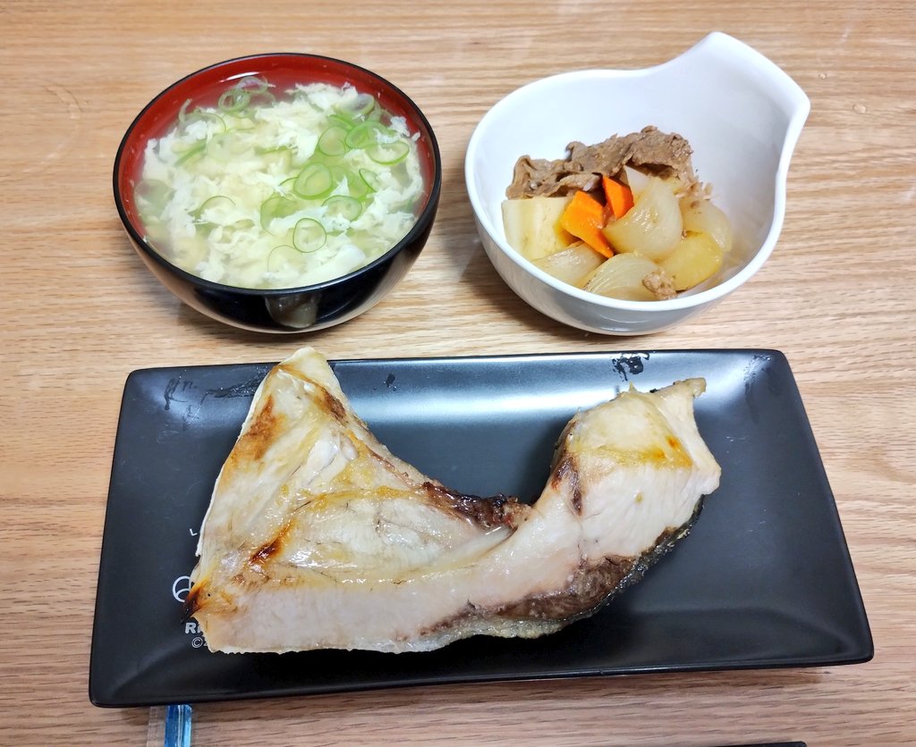 今日は、ブリのカマ焼きと肉じゃがでした。
肉じゃがは、いい肉ほどレバレッジが効く料理だなと思います。もしくは和牛の牛脂さえ入れれば美味しくなる料理。
#おうちごはん