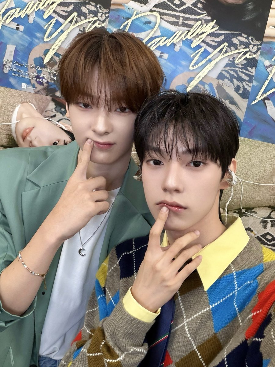 오늘 와주신 모든 분들 정말 감사합니다!
비도 오는데 꼭 조심히 들어가기!!ㅠㅠ
여러분 덕분에 정말 행복한 하루였어요!!!
내일 또 봐요!!
우리 물고기 우진이도 수영하고 오느라 수고했엉~~~ㅋㅋ
고마워요 우진이~🐟

#최립우 #CHUEILIYU