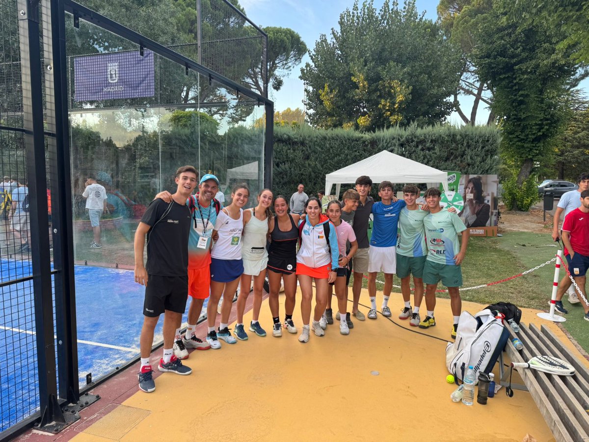 PadelCV's tweet photo. 📅 Hoy, 20 de diciembre, abrimos la vigésima ventana de nuestro 🎄 Calendario de Adviento 🎁 para poner en valor el XXXVIII Campeonato de España de Menores, disputado en Madrid 🇪🇸🎾

#CalendarioDeAdviento #CampeonatoDeEspañaDeMenores #CEMMenores #Padel #FPCV https://t.co/1b2DpXyNB7