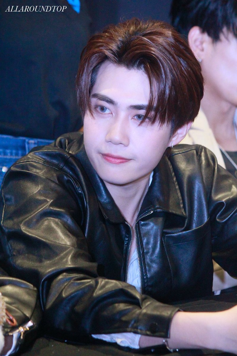 𝗮𝗿𝗼𝘂𝗻𝗱 𝘁𝗼𝗽. tweet media