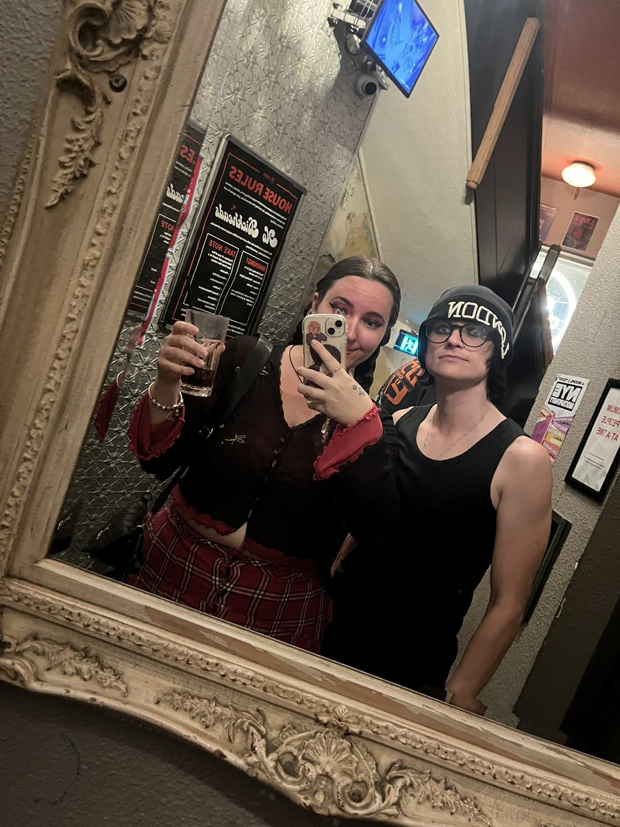 VenusLehane's tweet photo. Great night out with my best friend! 🖤❤️👻🐝 https://t.co/8Vztq3fZuX