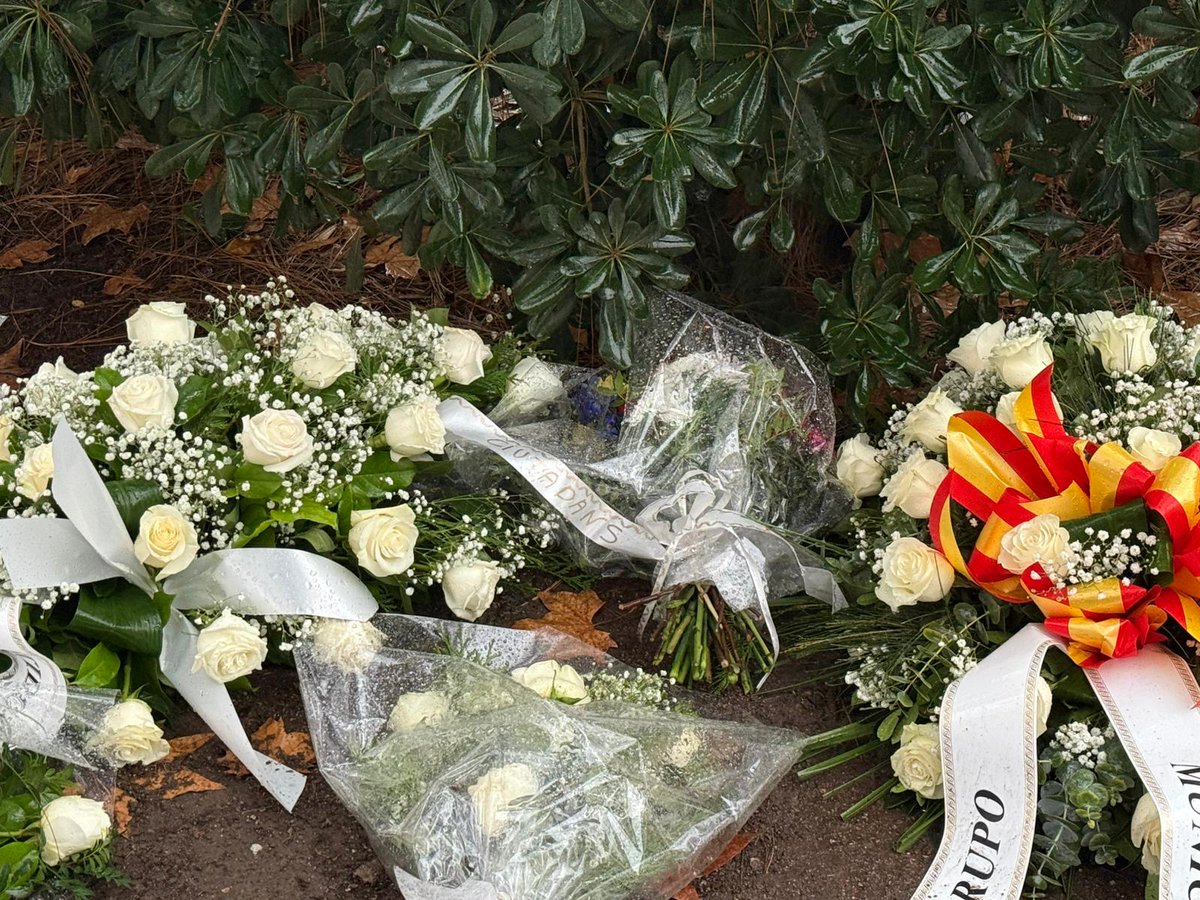 CiutadansBCN's tweet image. Hoy asistimos al homenaje en recuerdo del guardia urbano de Barcelona, Gervilla, asesinado por la banda terrorista ETA.

Nuestro compromiso con la memoria de las víctimas y con una sociedad en libertad, sin violencia ni terror. 

Memoria, dignidad, justicia.
#NoOlvidamos