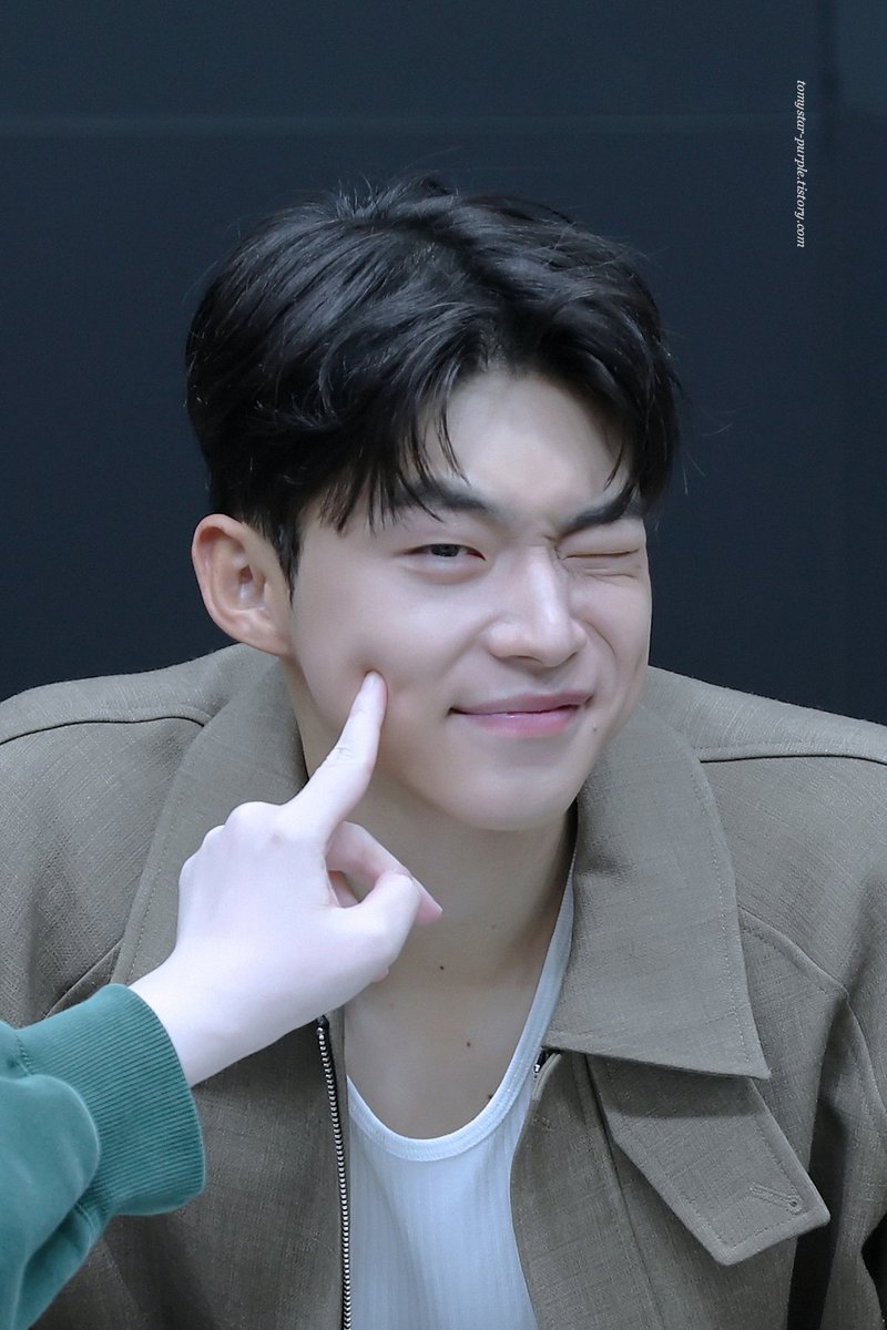 tomystar_purple's tweet image. 251213 시즌 그리팅 팬사인회

#김강민

/ blog.kakaocdn.net/dna/bPxeV0/dJM…
/ blog.kakaocdn.net/dna/Rh2kv/dJMc…