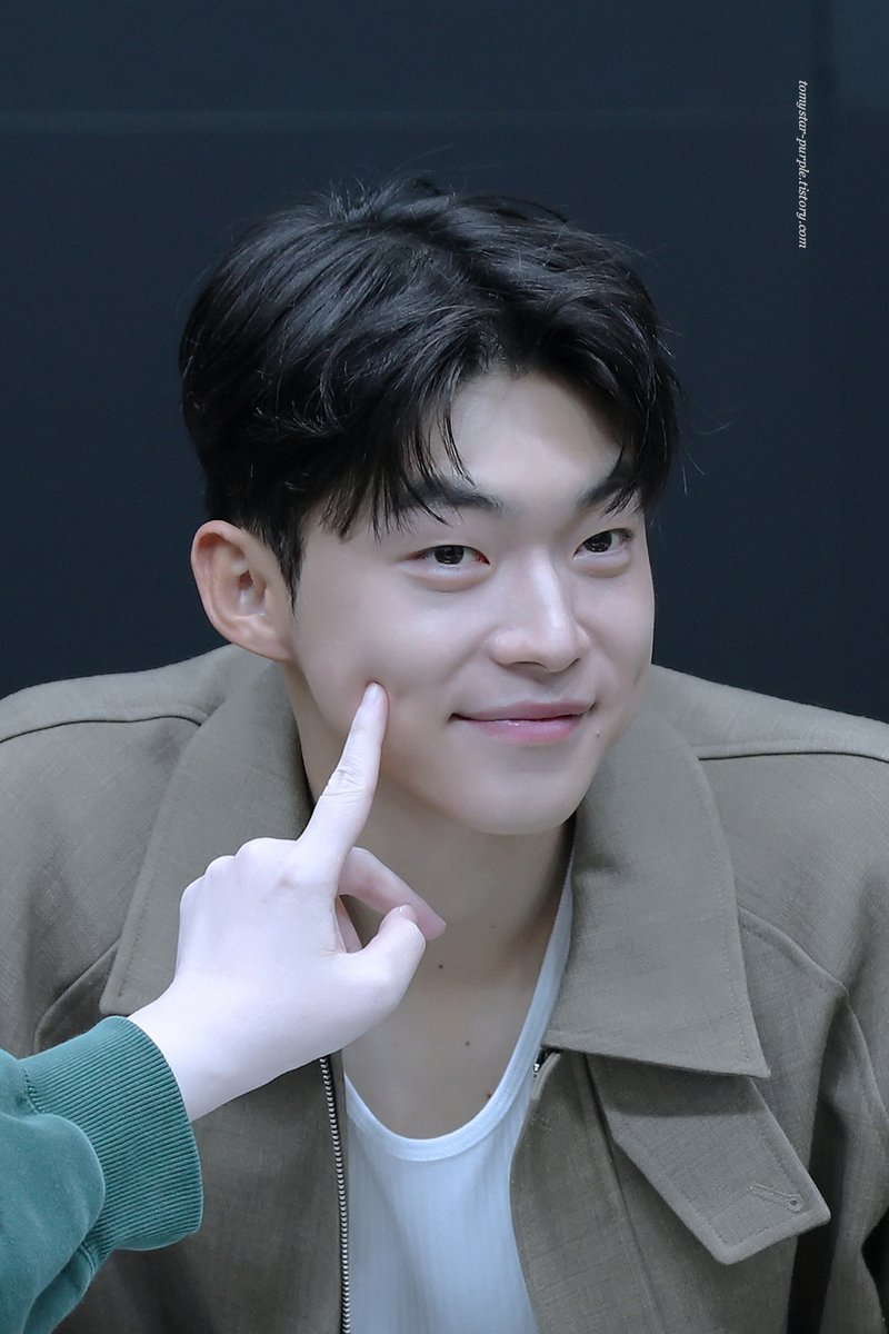 tomystar_purple's tweet image. 251213 시즌 그리팅 팬사인회

#김강민

/ blog.kakaocdn.net/dna/bPxeV0/dJM…
/ blog.kakaocdn.net/dna/Rh2kv/dJMc…