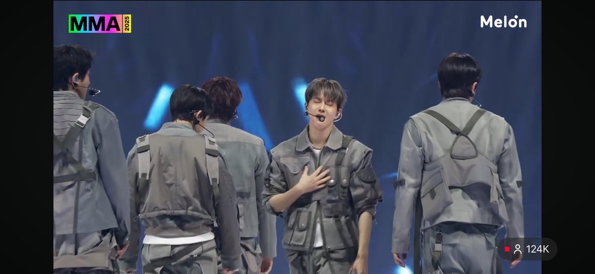 SUHO GANTENG BGT BJIR😭 berasa bgt balik gadis ga kuat ganteng nya😭