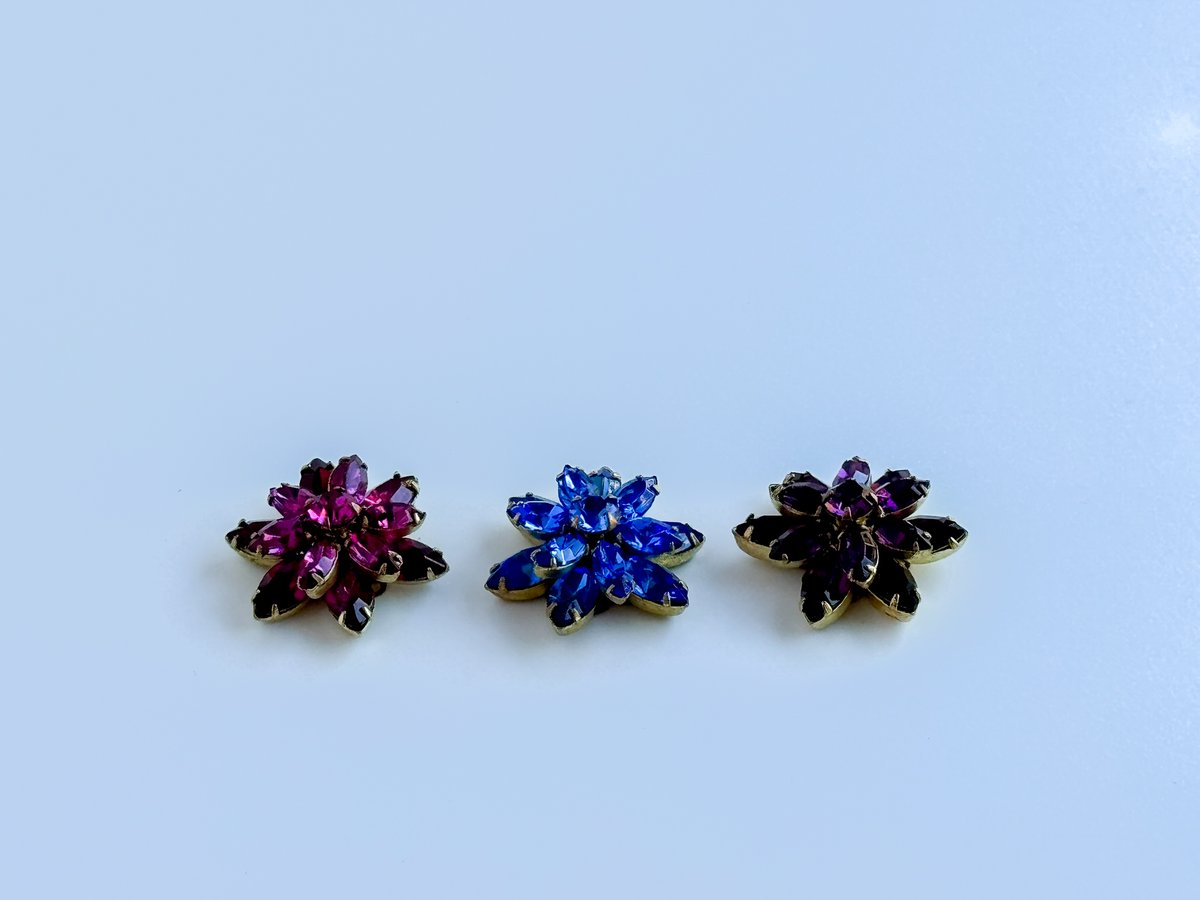 BCTogs's tweet image. Vintage-style Rhinestone Flower Embellishments, Gold Tone Flor by MiMisBygoneAttic 
 etsy.me/4rYCHI2 via @Etsy #vintagebuttons #buttons #rhinestone #craft #Etsy #embellishments #sparkle