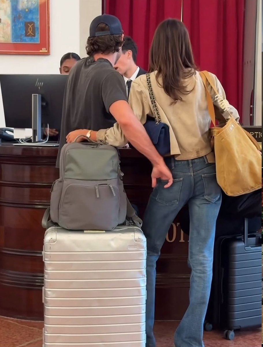 shwnwrong's tweet image. eu jurando que era a bruna e o shawn, mas a menina que postou acabou de confirmar que n é 🤨