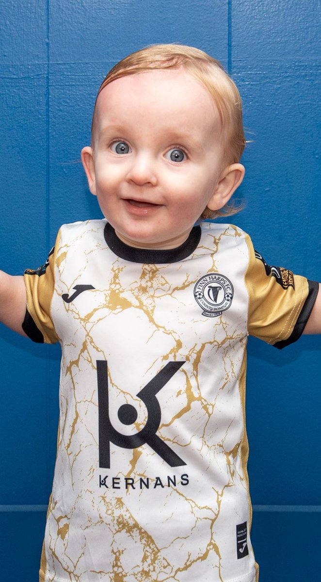 Shelliott10's tweet image. Proud Daddy moment 🥹💙

Ríoghán loving his new &amp;amp; first @FinnHarpsFC jersey 🥰