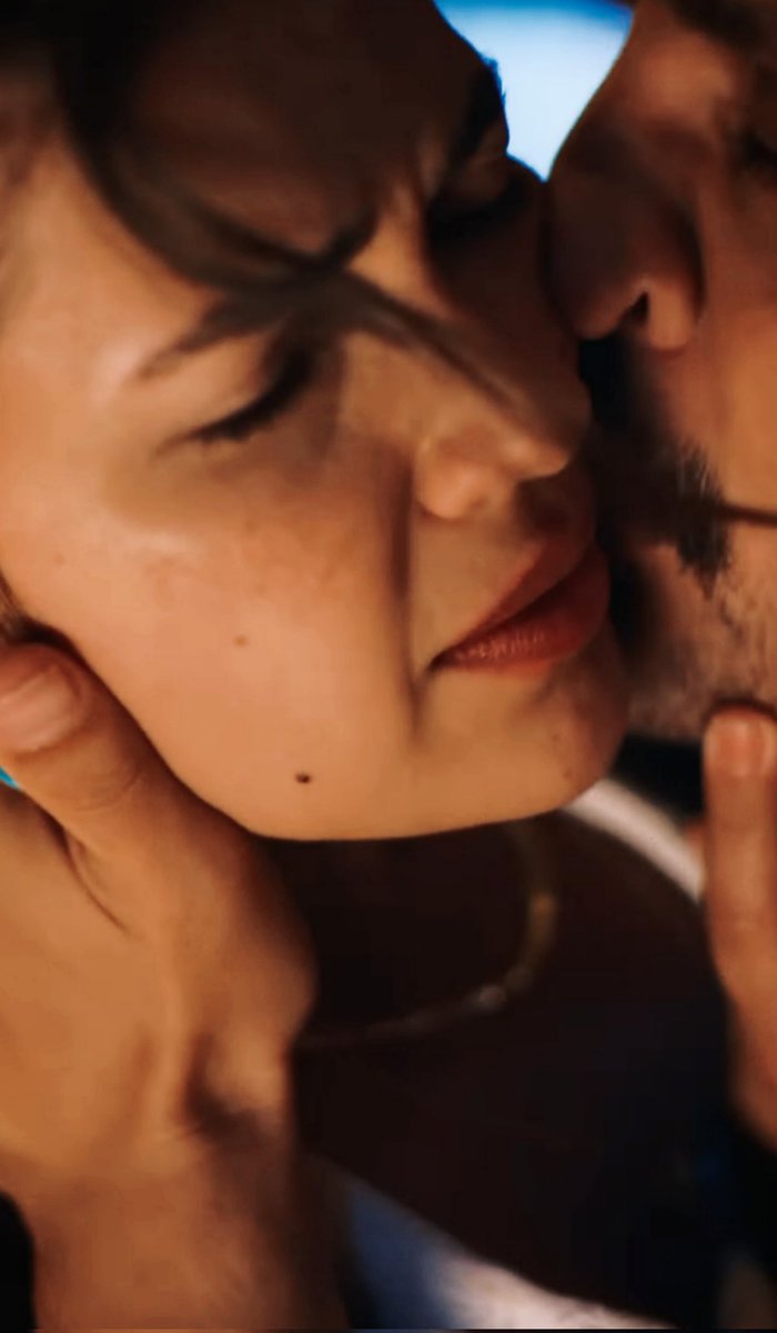 önce yarandan sonra ruhundan
öptüm seni sevgilim
sevdam dudaklarımdan taşmış
gelmiş oracığa kalbinde yer aramış
#YılSer ❤️‍🩹