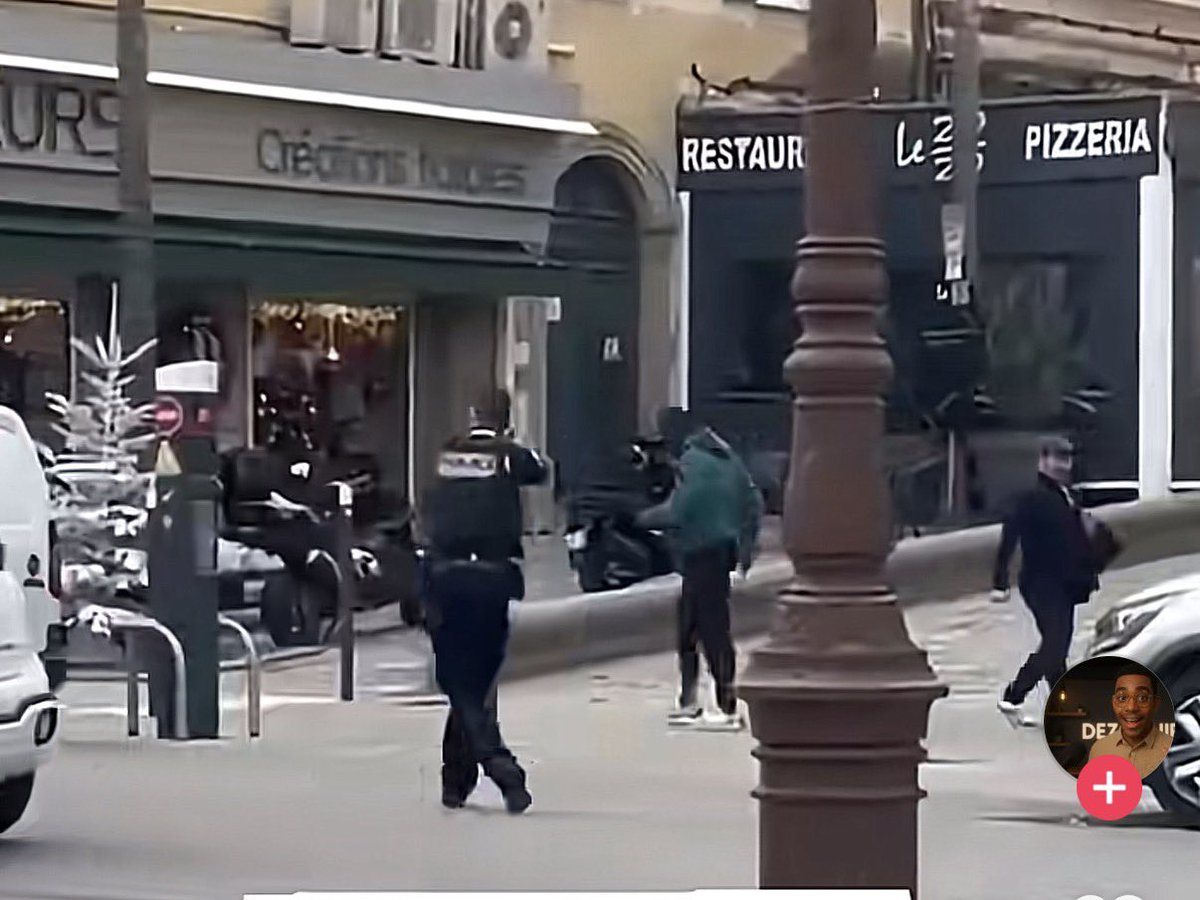 Colyoh's tweet photo. Moi je me demande comment tu peux passer tranquillement à côté alors que se joue cette scène 😳 https://t.co/LdVtxCN9DX