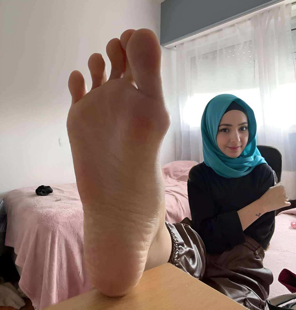 More than 800+ HD photos of hijabi women in my Patreon link in the Bio.