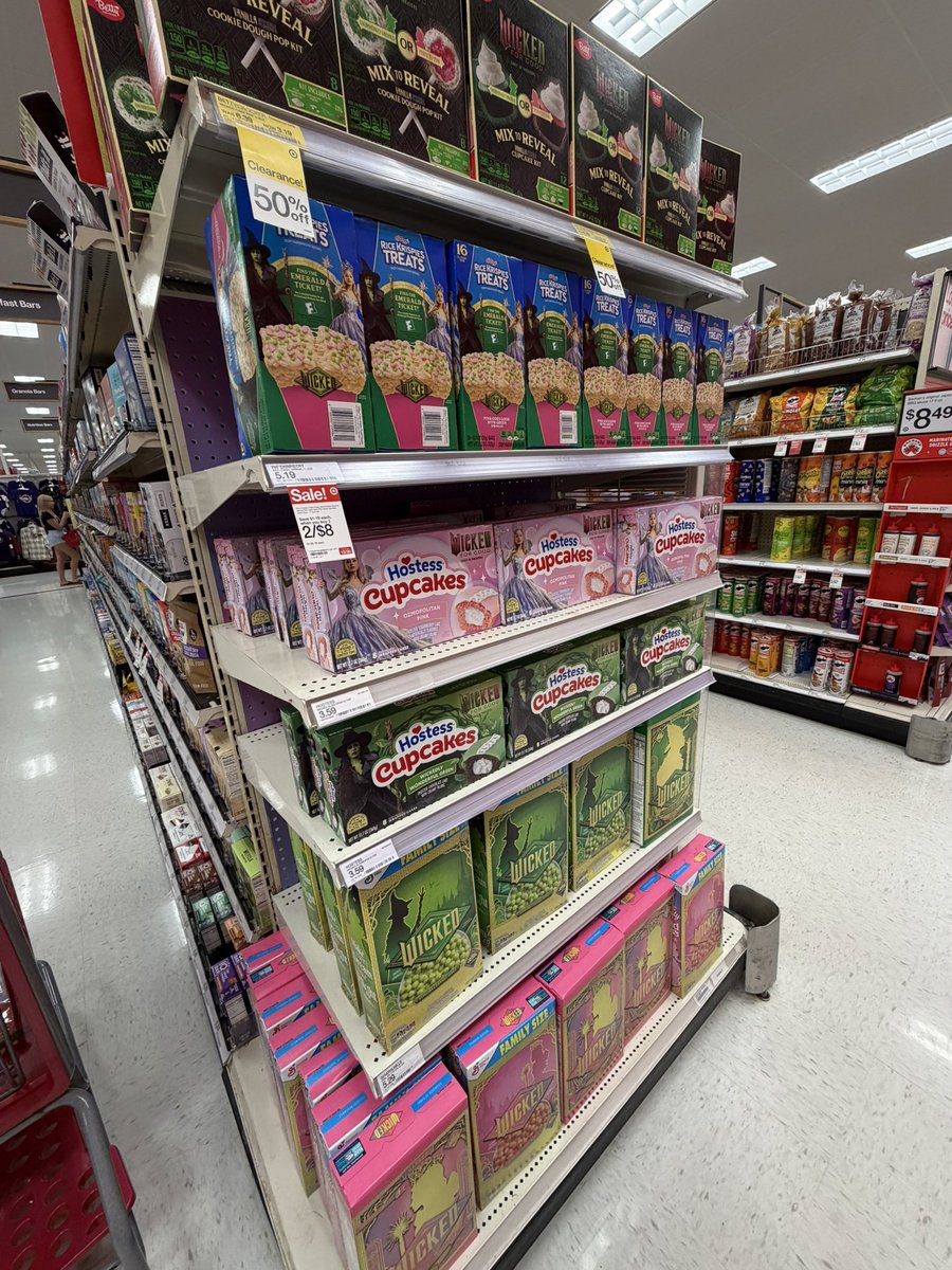 keepnavigatingg's tweet image. do we really need wicked hostess 😭😭