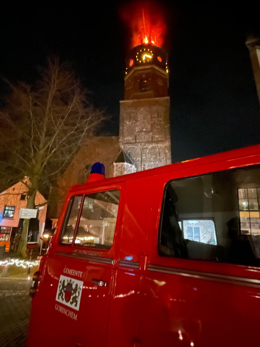 De kerktoren van <a href="/gemeenteburen/">Gemeente Buren</a> stond in brand! Gelukkig stond -samen met tal van andere brandweeroldtimers- onze #autoladder voor bijstand ter plaatse in de #Rodeheldenstraat. Een fantastisch schouwspel tot 21.30 uur vanavond…