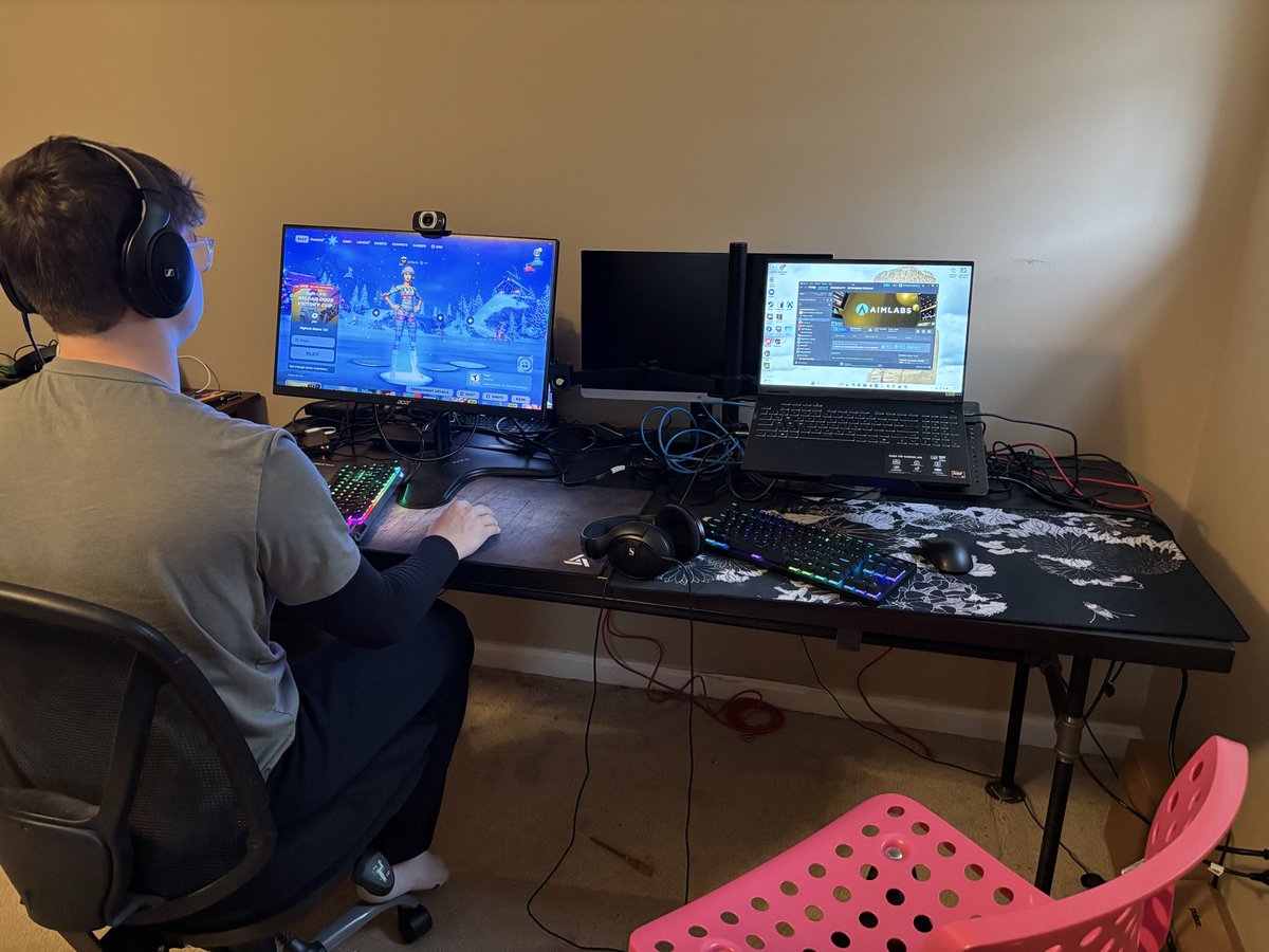 Schnuux's tweet photo. Fortnite $1M Cup | LAN setups https://t.co/lc18qsYNQz