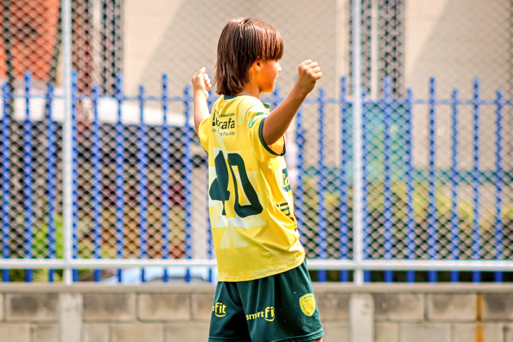 Leonesfutbolc's tweet photo. ¡UNA FINAL MÁS!💛💚🦁!
#Sub11B. Clasificamos a la Final. Nuestra categoría Sub-11B de @AntioquiaLAF, enfrentará al equipo Club Deportivo Los Pinos, juego que se llevará a cabo este domingo 21 de diciembre a las 8 am, en la Cancha Marte #1 ⚽️📸.💪🏾.
@AlcaldiaItagui. https://t.co/Af5TFcKQJg