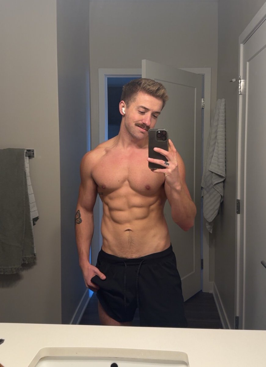 lastnamehuff's tweet photo. Same mirror, different day https://t.co/AiQ9q0lMLw