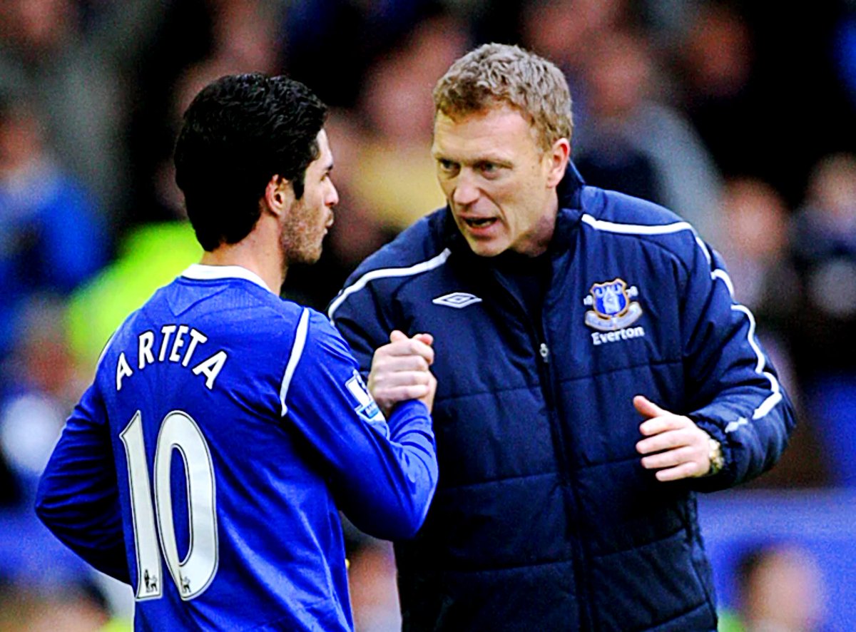taticasfut's tweet image. O jogador Mikel Arteta e o técnico David Moyes em seus tempos de Everton