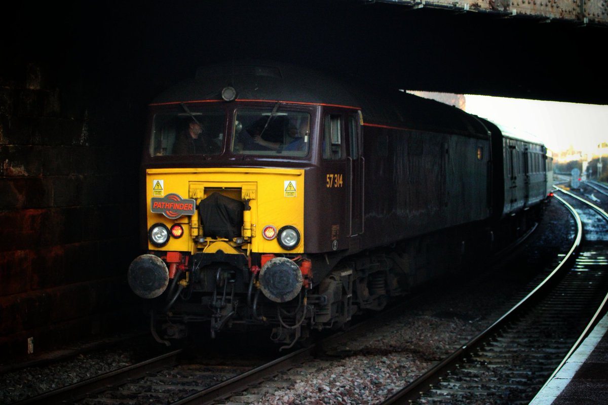 bennylocks95's tweet image. The Pathfinder Finale 1Z52 0550 Salisbury to Lostock Hall Jn D1015 class52 - 57314 at Cheltenham spa 20.12.15 #class52 #pathfinder #railtour #finale #class57 #d1015 #westernchampion #station #cheltenhamspa #1z52 #photos